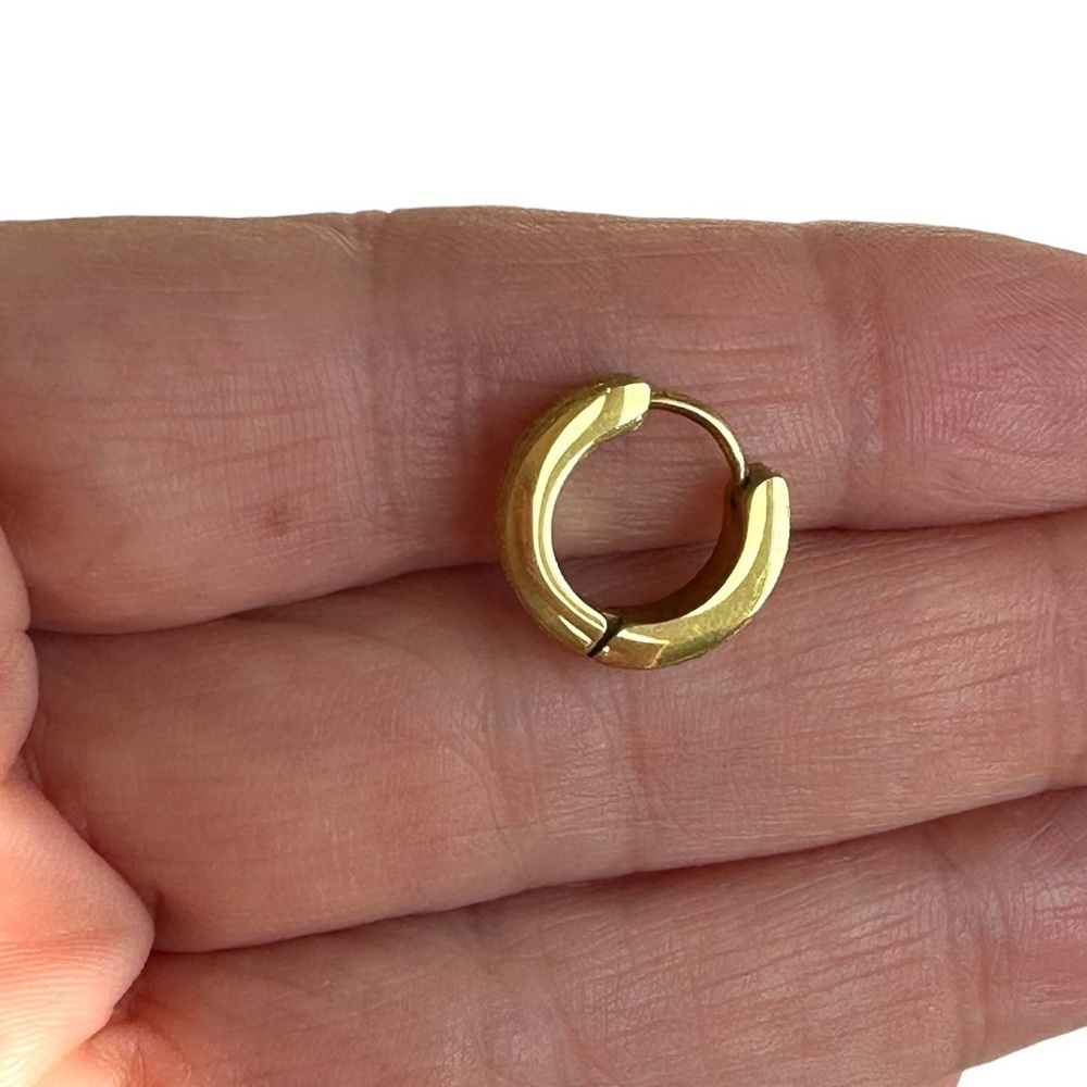 J & Co. NEW gold plated engraved chunky hoop Huggie earring - single - Picture 4 of 11